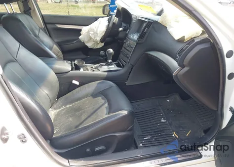 2015 Infiniti Q40 z USA, uszkodzony, nr VIN JN1CV6AR9FM523763